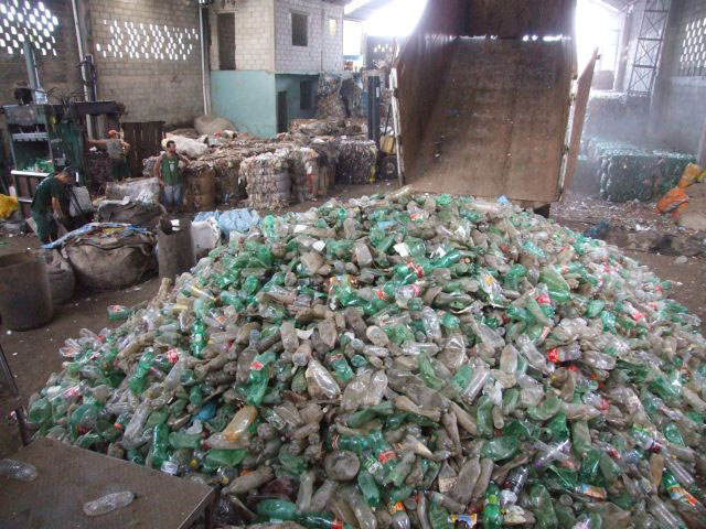 Dificuldade em obter matérias-primas recicláveis é também um dos obstáculos para o mercado da moda. Na foto centro de reciclagem recebe garrafas PET. Foto: Arerj / Sindieco