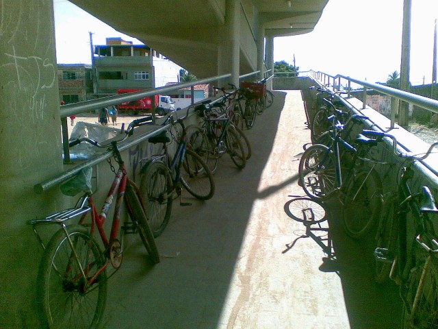 Na falta de um bicicletário, os usuários improvisam um ao longo das rampas de acesso a estação de Cajueiro Seco. Foto: José Augusto de Souza