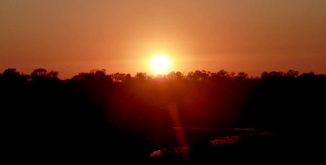 O sol se pondo no Grande Limpopo (Foto: Pedro da Cunha e Menezes)