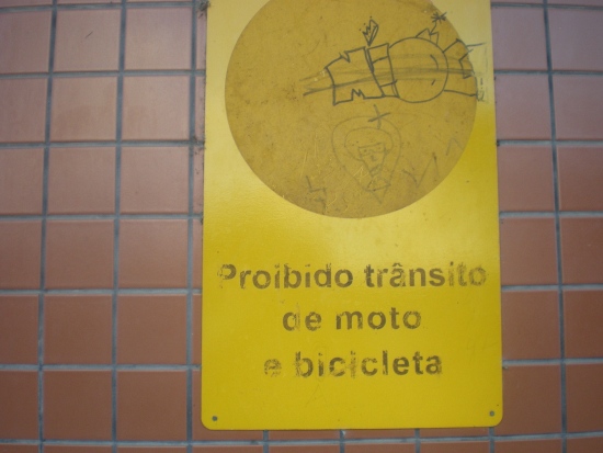 Na estação de Camaragibe, na região onde foi feita a pesquisa, o trânsito de bicicletas é proibido. Foto: Celso Calheiros