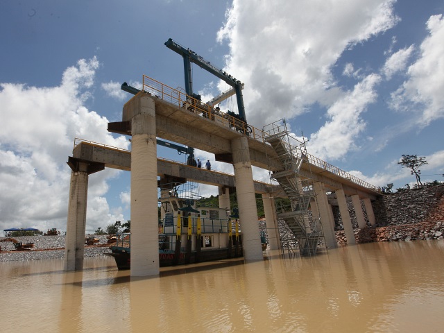Acima, o canteiro de obras do sítio Pimentel, onde foram construídas as barragens temporárias para desviar o curso do rio Xingu. Foto: Jaime-Souzza/Eletronorte.
