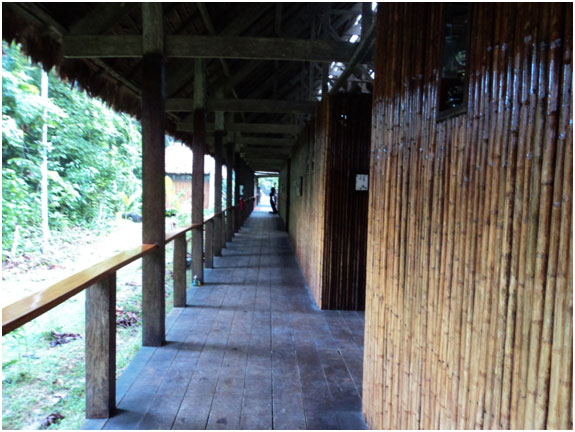 Observem-se as paredes de bambu dos quartos. O revestimento interno é de barro. Fotos: Maria Tereza Jorge Pádua