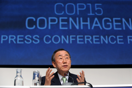 O secretário-geral da ONU, Ban Ki-moon durante o fechamento de Copenhague no ano passado (foto: IISD)