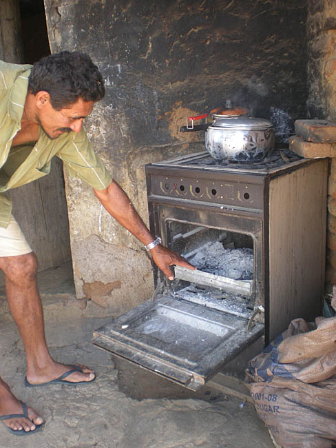 Cícero Lopes mostra carcaça de fogão vira fogão a carvão