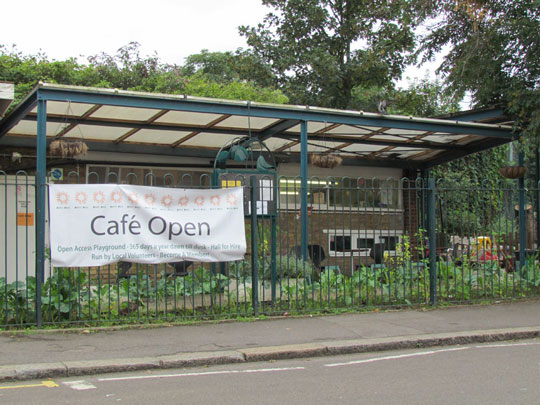 Café Open, que fica dentro de uma área de horta urbana comunitária em Britxton, no sul de Londres. Foto: Natália Garcia