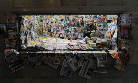 Uma banca em Moscou vende jornais e revistas internacionais. Foto: Natalia Kolesnikova/AFP/Getty Images