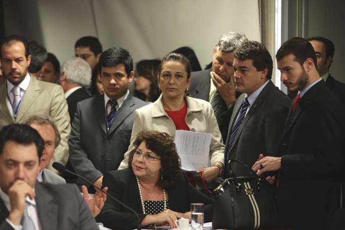 Senadora Katia Abreu, no centro de pé, acompanha as discussões do Código Florestal nesta terça (foto: Lia de Paula/Agência Senado)