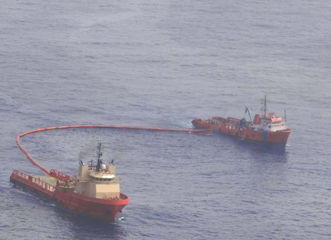 Imagens divulgadas pela marinha dos barcos da Chevron trabalhando para conter o avanço da mancha de óleo na semana passada