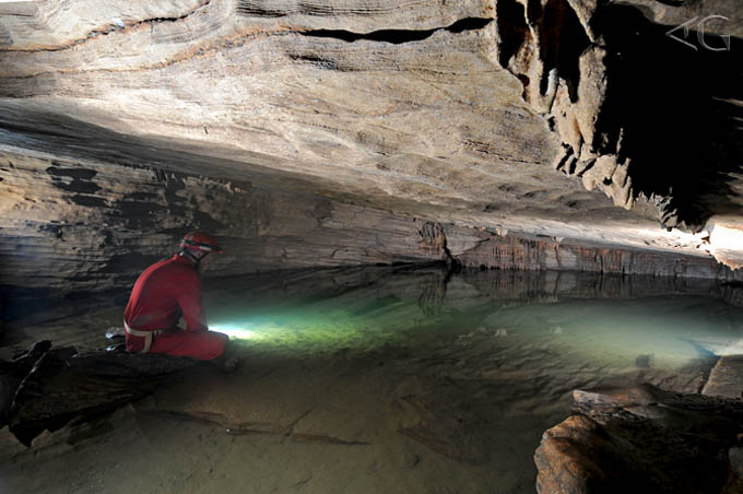 Lago dentro da gruta; acredita-se que foi neste trecho da gruta onde Lund fez importantes escavações.