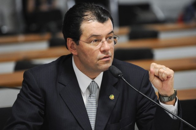 Senador Eduardo Braga (PMDB-AM), autor do projeto de lei que cria o REDD+, durante debate na Câmara. Foto: Geraldo Magela/Agência Senado