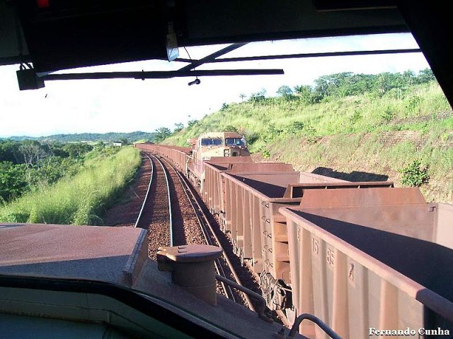 Locomotiva da Estrada de Ferro Carajás carrega minério distribuído em 332 vagões. Estrada que liga o Pará ao Maranhão está autorizada a ser duplicada. Foto: Fernando Cunha/Wikimedia.