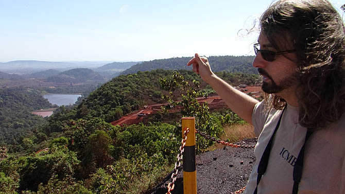 Frederico João Martins, gestor da Flona, mostra a barragem de resíduos.