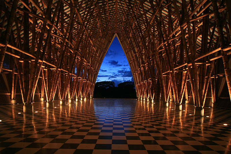 Igreja construída por Simón Velez na Colômbia. Inspiração veio do caimento natural dos caules do bambu. Foto: Acervo Simón Velez