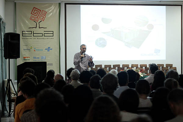 Peter van Lengen, o curador do evento e fundador do Centro de Tecnologia Intuitiva e Bioarquitetura (Tibá), abre o EBA 2012.