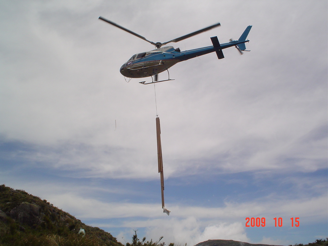Helicóptero transporta material para futuro abrigo. Foto: ParnaSO
