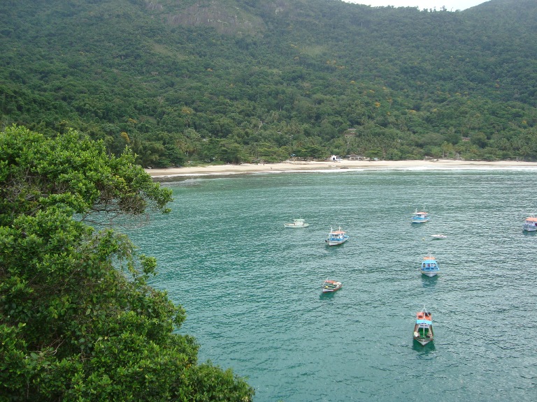 Vista da Praia do Aventureiro, na Ilha Grande (RJ) (foto: Bernardo Camara)