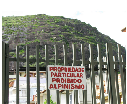 No Rio de Janeiro, placas impedem a entrada de montanhistas em condomínios residenciais. (Felipe Dallorto)