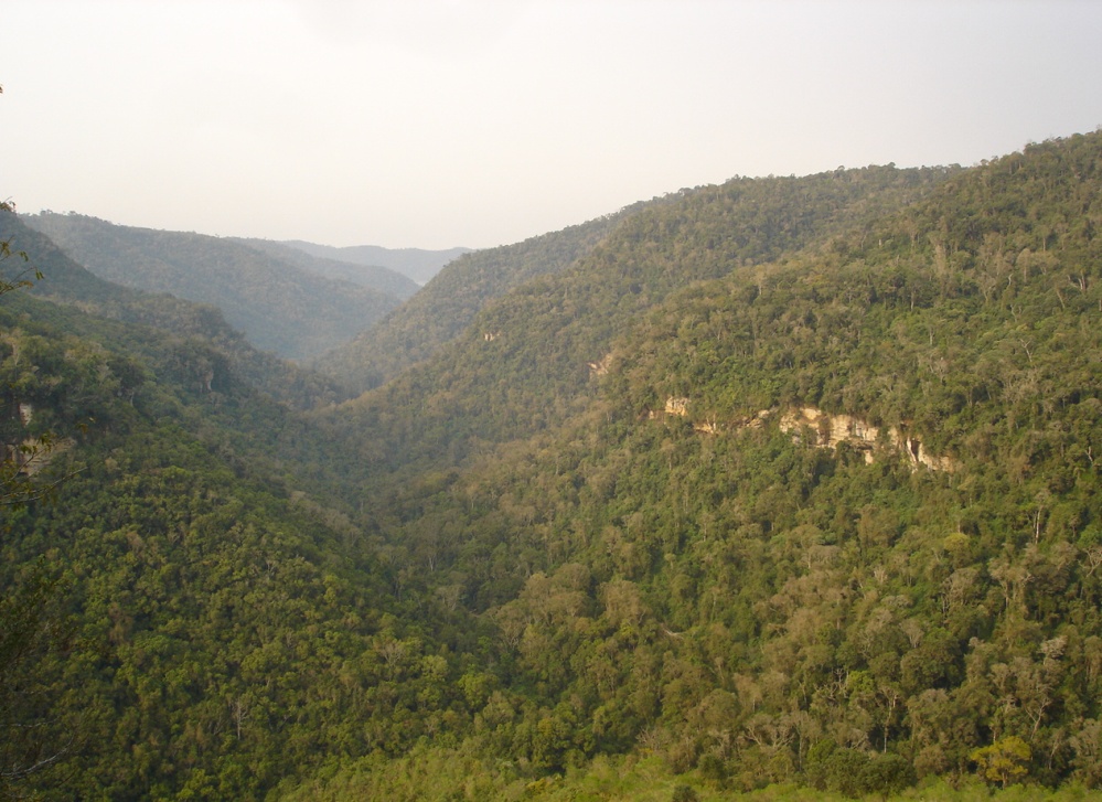 Imagem de uma parte da RPPN Corredeiras do Rio Itajaí, em Itaiópolis (SC), mostrando o vale do rio do Couro (afluente do rio Itajaí).