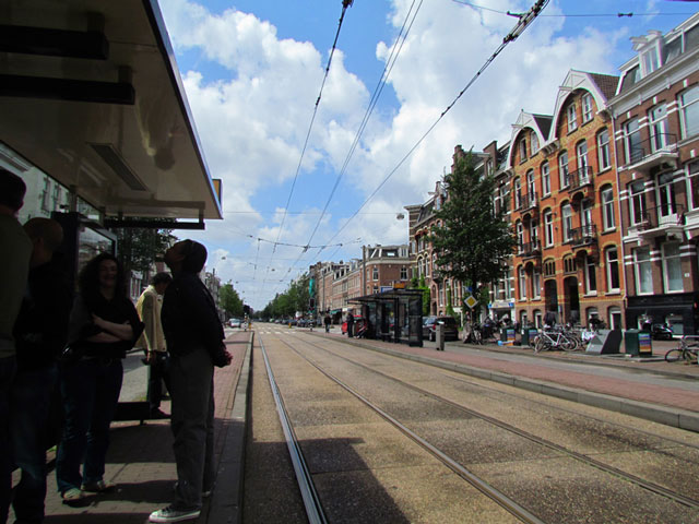 A avenida Overtoon, próxima ao centro histórico de Amsterdam, possui apenas trilhos de traim, ciclovias e calçadas. Foto: Natalia Garcia