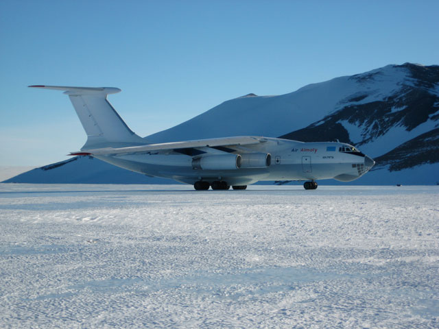 Avião Ilyushin 76 que vai levar o módulo científico e os pesquisadores até o acampamento base, na Geleira Union. Foto: Divulgação / Centro Polar e Climático