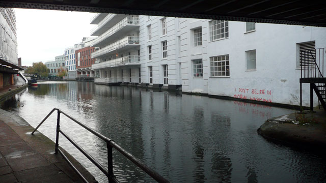 Contradição evidente: Artista Bansky pixou "Eu não acredito em aquecimento global" em um muro submerso na cidade de Londres, durante as negociações da ONU em 2009 para um novo acordo de redução de gases de efeito estufa. Foto: paul nine-o (http://www.flickr.com/people/paulo2070/)
