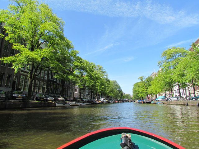 Vista de um dos canais circulares de Amsterdam, que desemboca no rio Amsted. Foto: Natália Garcia