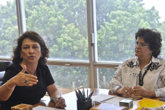 Izabella Teixeira conversa com a senadora Kátia Abreu (PSD-TO) sobre a regulamentação do novo Código Florestal. Foto: Antonio Cruz/ABr
