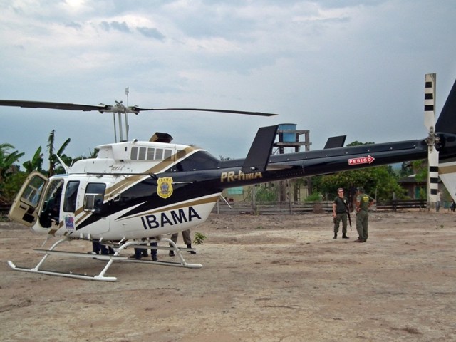 Acima, helicóptero usado em fiscalização foi sabotado em Mato Grosso. Foto: Nicélio Silva - Ascom Ibama/MT.