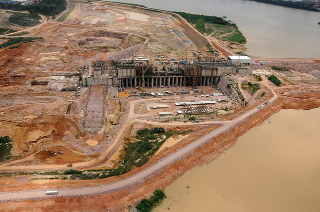 Vista aérea das obras da hidrelétrica Jirau, no rio Madeira, em Rondônia. Foto: Ministério do Planejamento/Dezembro 2011.