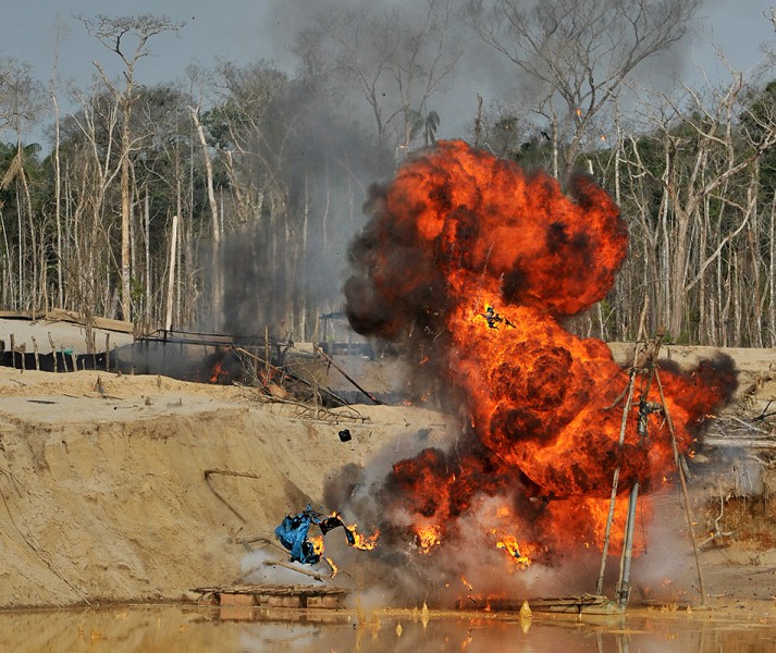 Durante a operação, máquinas pesadas na mineração ilegal foram destruídas para evitar a reutilização em lugares de exploração proibida. Crédito: Ministério do Interior do Peru