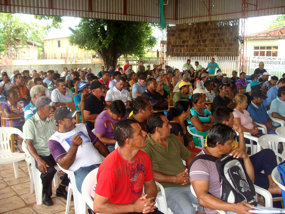 Pequenos agricultores e extrativistas durante Audiência Pública realizada em Boca do Acre pela SPU em fevereiro de 2012. Foto: José Spanner /IEB