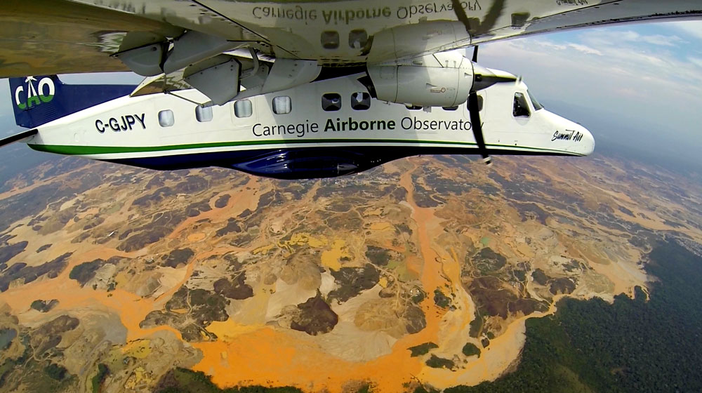 O Observatório Aerotransportado Carnegie (CAO, em inglês) voa sobre Madre de Dios, no Peru, onde a mineração de outro está devastando e poluindo grandes áreas. Crédito: cortesia Carnegie Airbone Observatory
