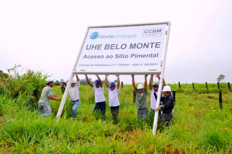 Trabalhadores levantam placa que demarca o local da obra da hidrelétrica de Belo Monte, no sítio Pimental, em julho de 2011. Foto: Divulgação/PAC2