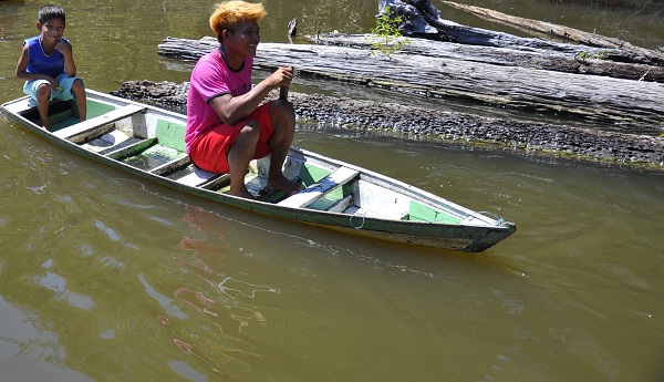 Índios Palmari de aldeia envolvida na pesca sustentável do pirarucu.
