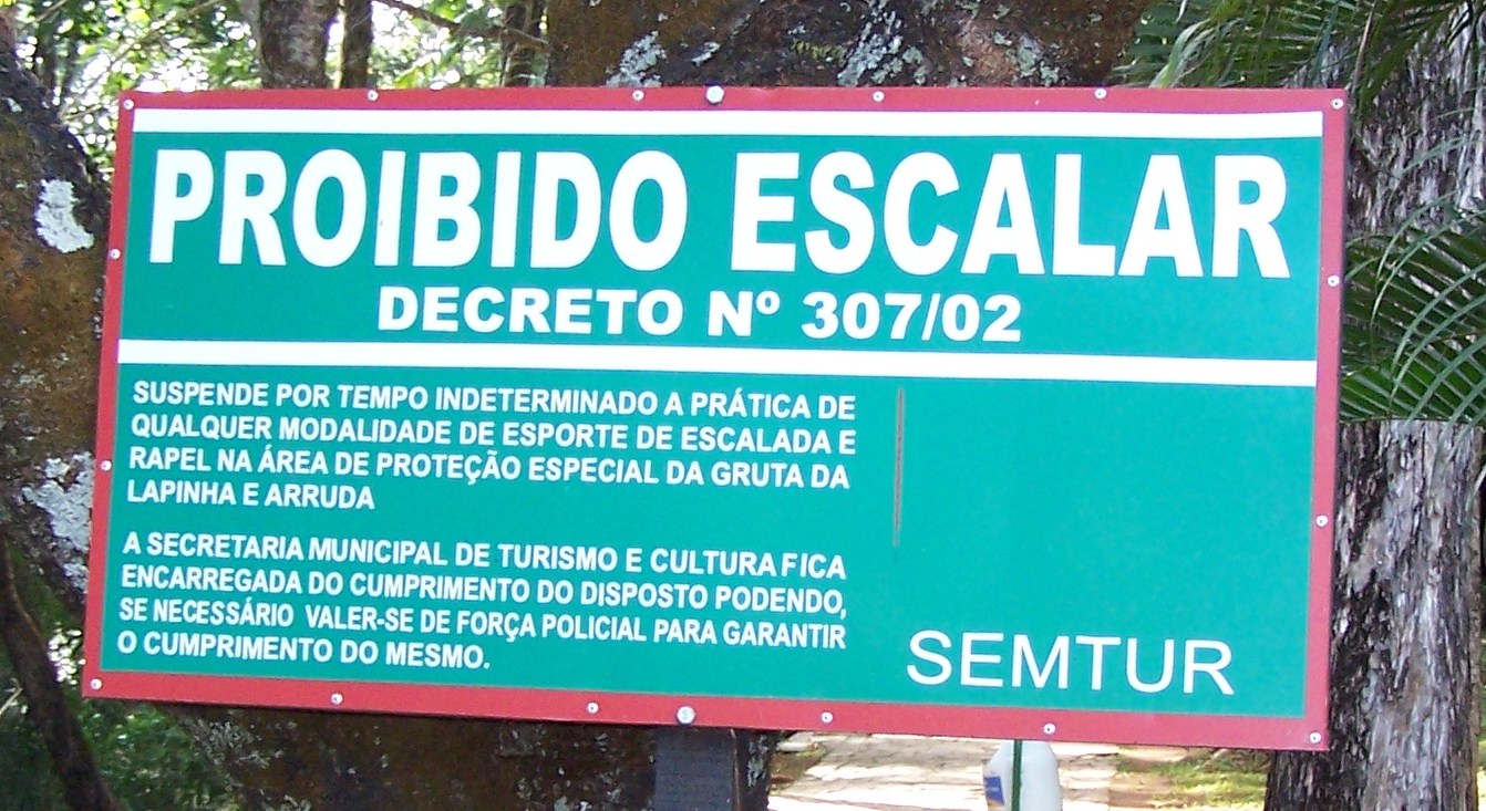 No Parque Estadual do Sumidouro (MG), decreto de 2002 impede a prática de escalada. Muitas vezes, também em parques públicos vigora a prática de impedir o acesso de esportistas a trilhas. (Luis Monteiro)