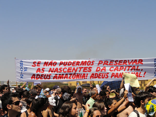 Manifestantes carregavam faixa a favor da proteção das nascentes do Cerrado, Amazônia e Pantanal. Foto: Nathália Clark