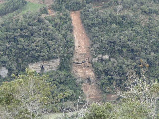 Deslizamento ocorrido nas cabeceiras do rio Itajaí, em frente da RPPN Corredeiras do Rio Itajai. 16/09/2011. Foto: Germano Woehl Junior