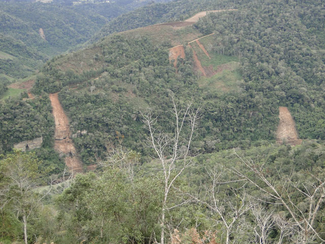 Deslizamentos nas cabeceiras do rio Itajaí, em frente da RPPN Corredeiras do Rio Itajai. O deslizamento da direita foi consequencia de uma estrada construida recentemente por caçadores para caçar no entorno da RPPN. 16/09/2011. Foto: Germano Woehl Junior