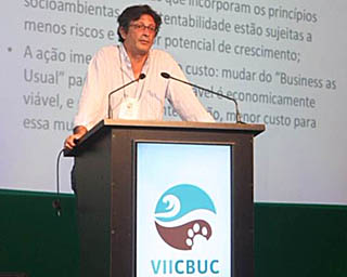 Carlos Eduardo Young durante sua apresentação no VII CBUC, realizado em Natal. Foto: Divulgação