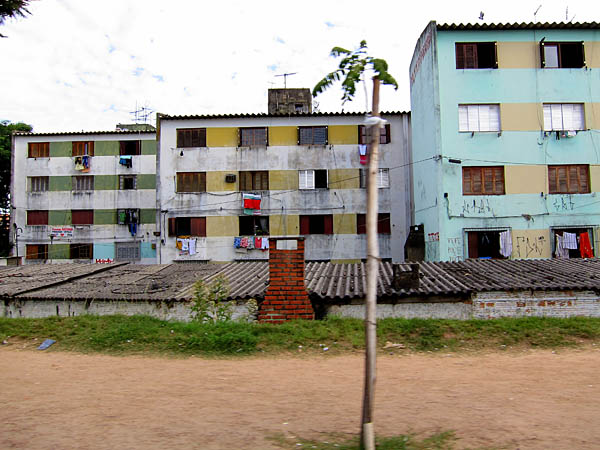 Conjunto habitacional popular na zona sul de Porto Alegre. Foto: Eduardo Pegurier