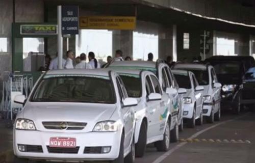 Táxis no Aeroporto de Guarulhos. (Foto: Reprodução/MeLeva.com)