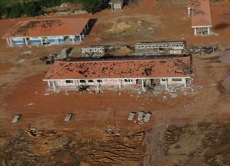 Vista aérea das bases policiais depredadas em Vila Pardo. Foto: Divulgação.