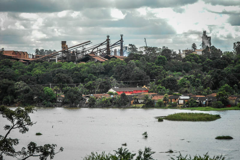 Vista do povoado de Piquiá de Baixo, no distrito industrial de Açailândia (MA). Casas de moradores dividem espaço com fábricas de ferro gusa ao funda. Foto: Fabíola Ortiz