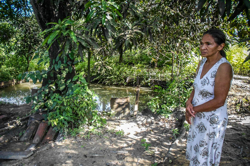 Dona Angelita olha com nostalgia do que sobreviveu de seu quintal invadido pela poeira metálica e pela água que resfria os altos-fornos. Foto: Fabíola Ortiz / O Eco