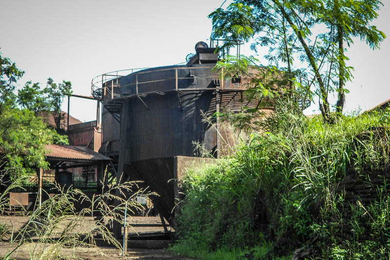 Vista de uma das indústrias de ferro gusa em Piquiá de Baixo. As fábricas estão situadas muito próximo às casas dos moradores. Foto: Fabíola Ortiz/O Eco