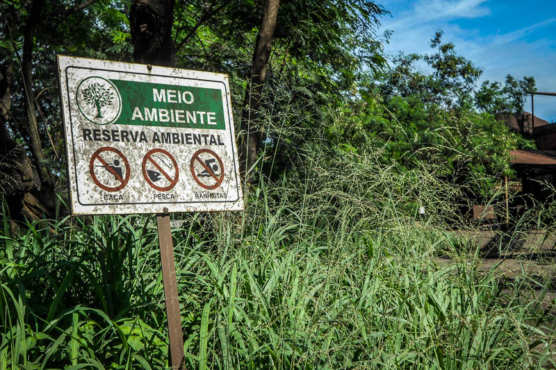 Entradas das indústrias de ferro gusa indicam a proibição de atividades como caça, pesca e banho. Foto: Fabíola Ortiz/((o))eco