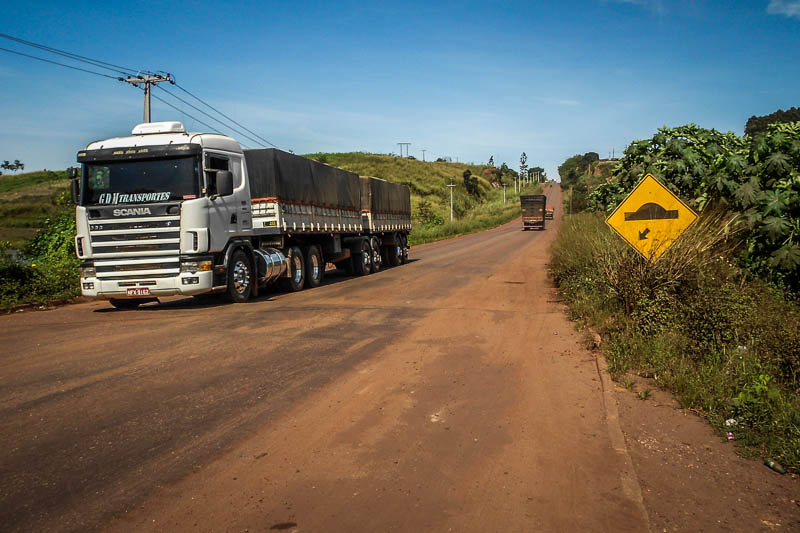 Caminhões carregados atravessam o pequeno povoado de Piquiá de Baixo. A BR-222 corta o bairro e liga o polo de indústrias de ferro gusa ao entreposto de minério da VALE. Foto: Fabíola Ortiz/O Eco
