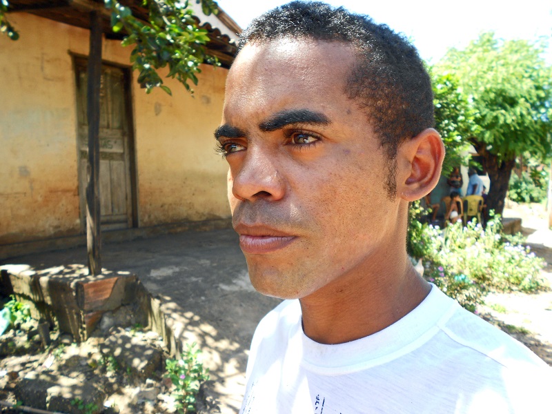 Juedi Pereira Elias vive em Piquiá de Baixo e admite ter que escolher entre a saúde e o trabalho nas “firmas” de ferro gusa. Foto: Fabíola Ortiz/O Eco. 