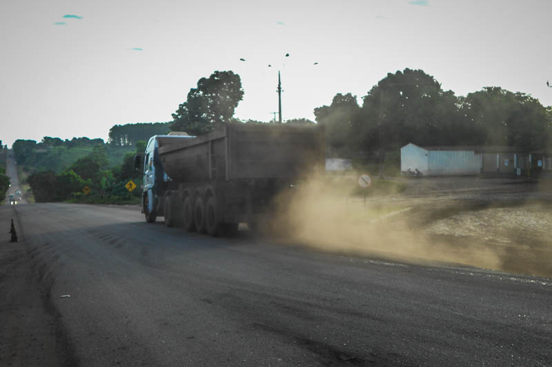 Centenas de caminhões carregados de brita, ferro gusa e carvão circulam dia e noite pela BR-222 e deixam um rastro de poeira. Foto: Fabíola Ortiz/O Eco