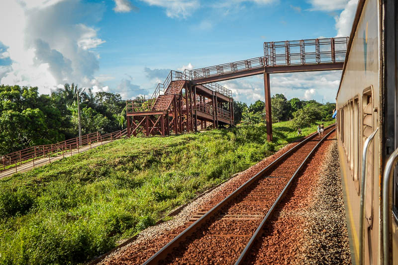 Estrada de Ferro Carajás administrada pela VALE. A ferrovia percorre diariamente 900km entre a mina de Carajás, no Pará, e o porto da Ponta da Madeira, em São Luís do Maranhão. O trem corta 27 municípios, entre eles Açailândia. Foto: Fabíola Ortiz/((o))eco